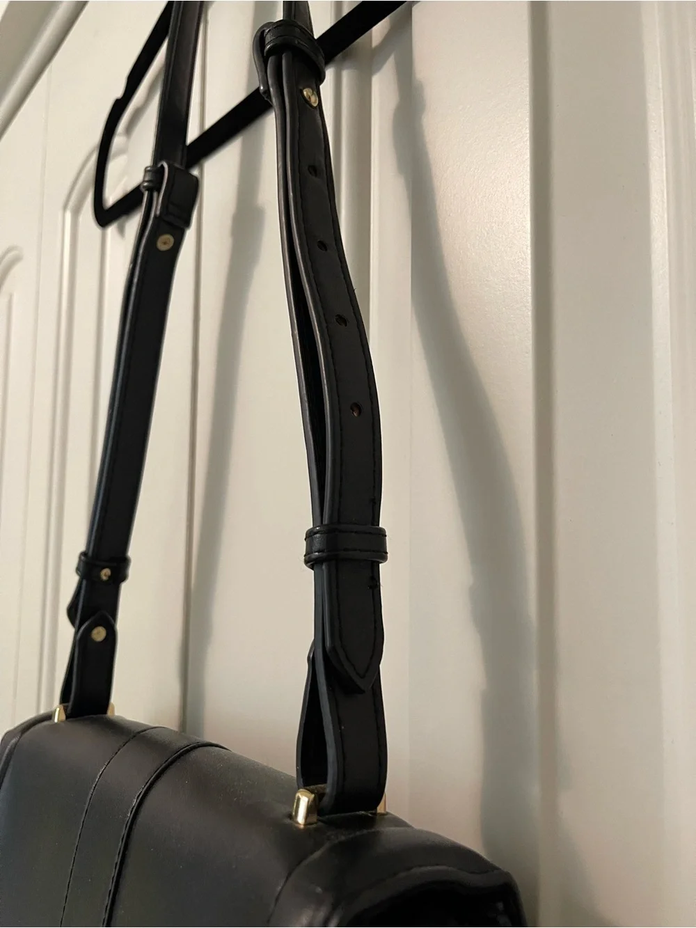 Minimalist Black Crossbody Bag with Gold-Tone Clasp
